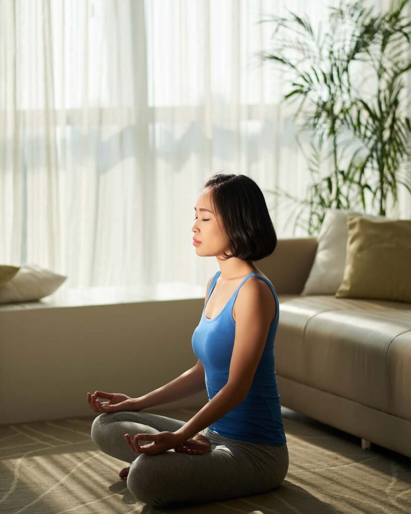 Mulher meditando representando os trabalhos do consultório da Dra. Lilian Shizue Assada